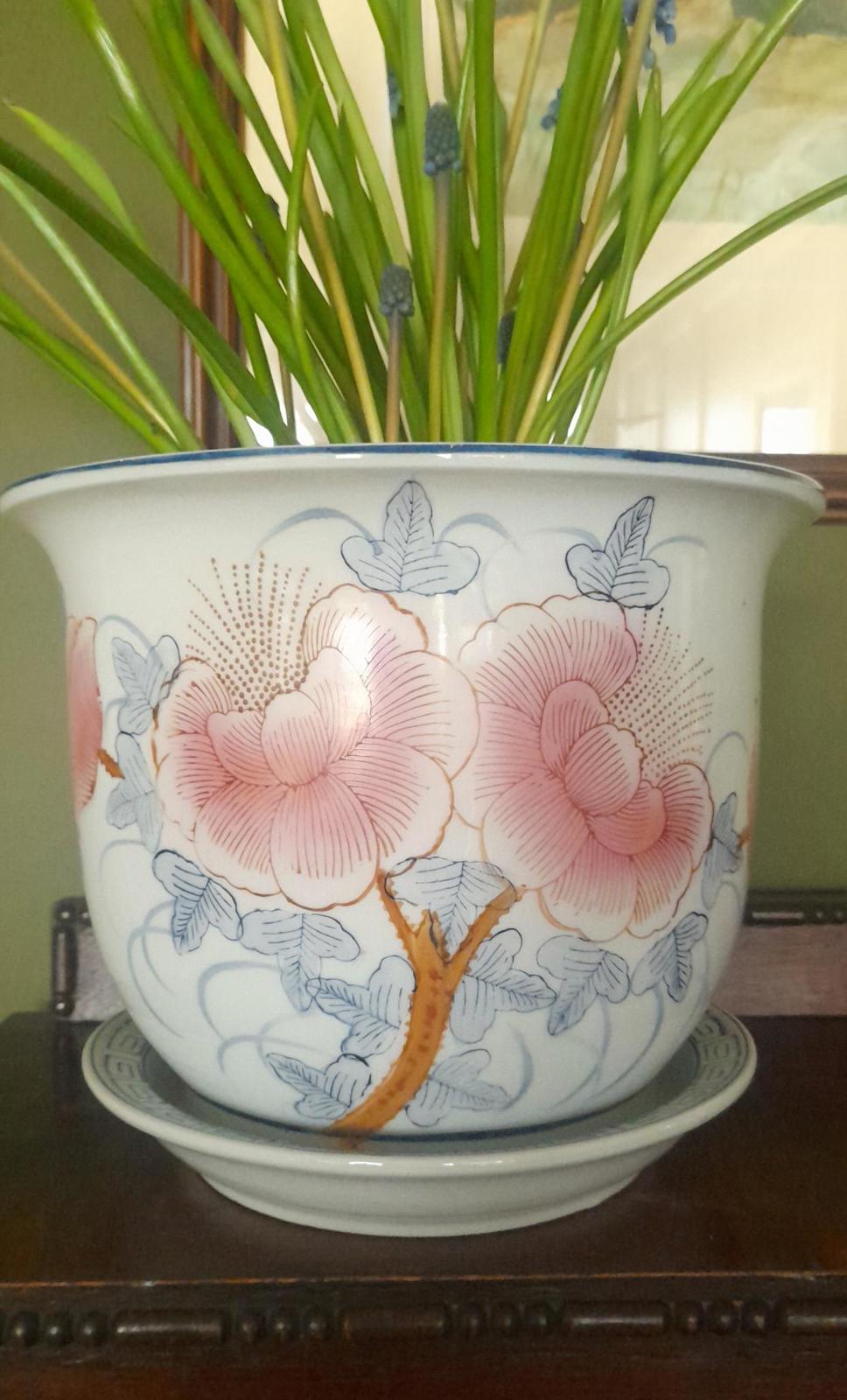 Large Chinese planter with plate