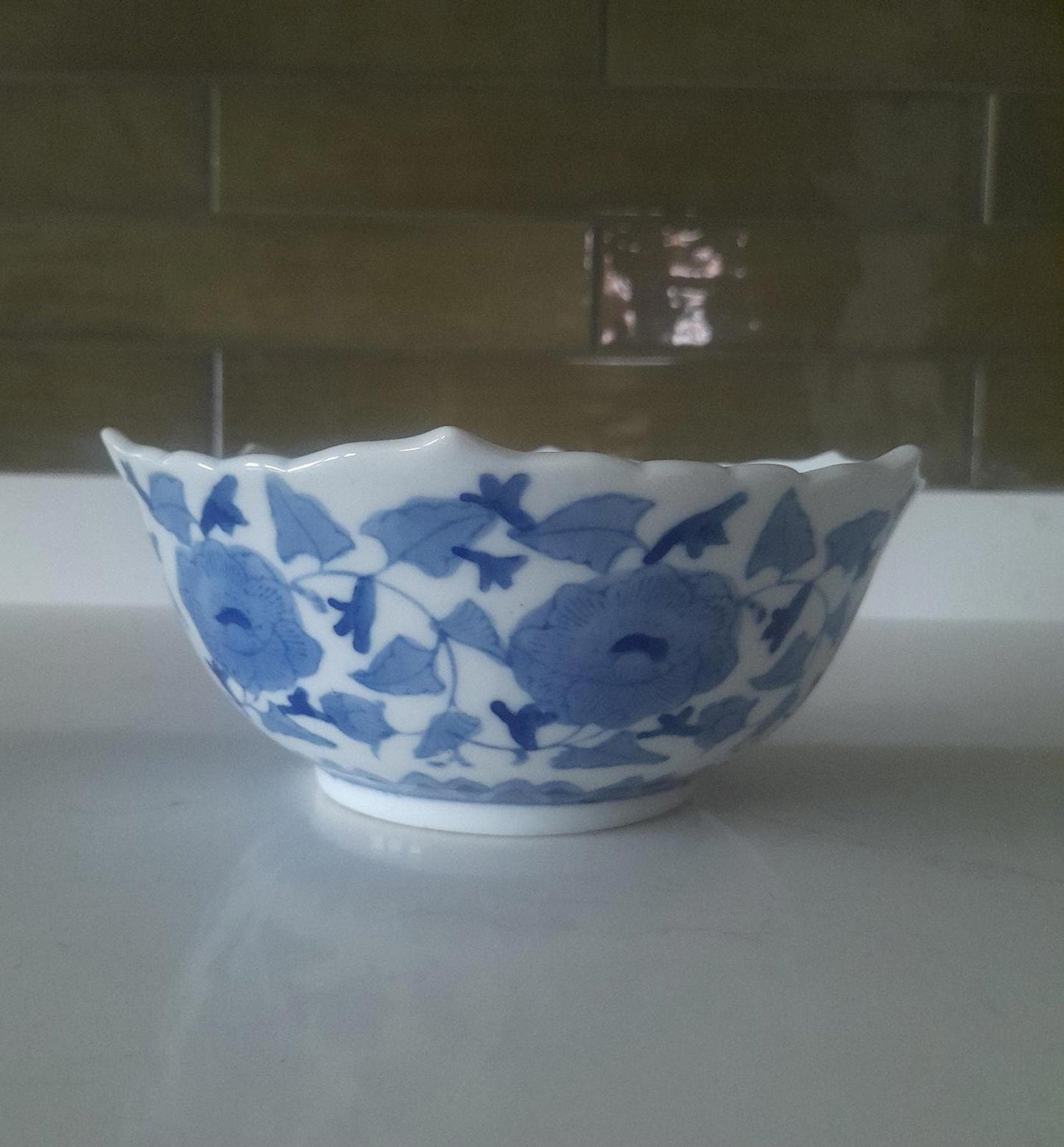 A Chinese blue and white floral decorative bowl