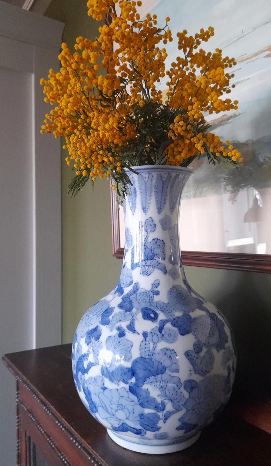 Blue and white Chinese Yuhuchunping tall vase