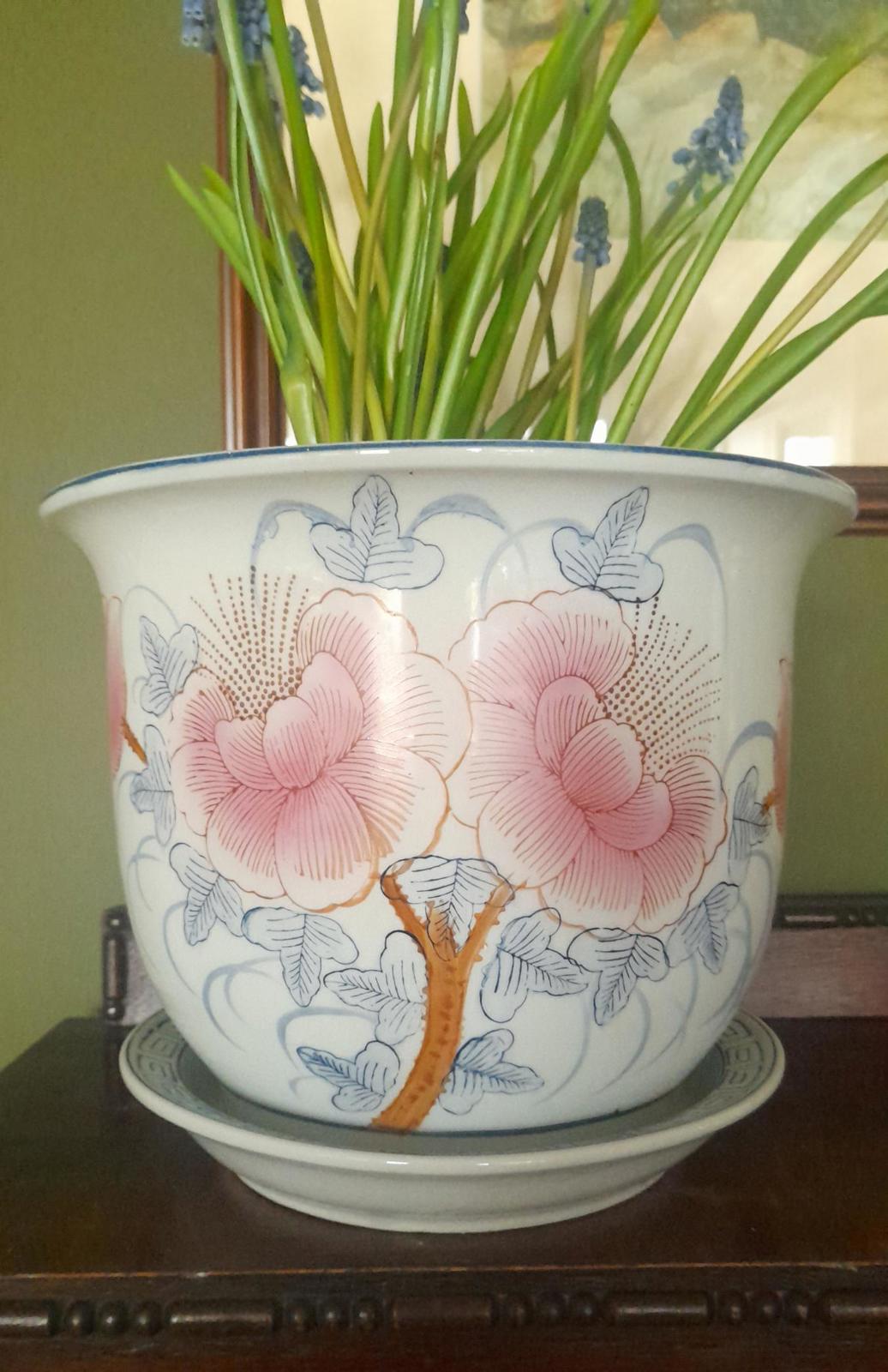 Large Chinese planter with plate