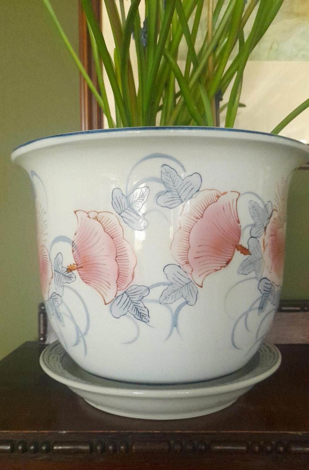 Large Chinese planter with plate
