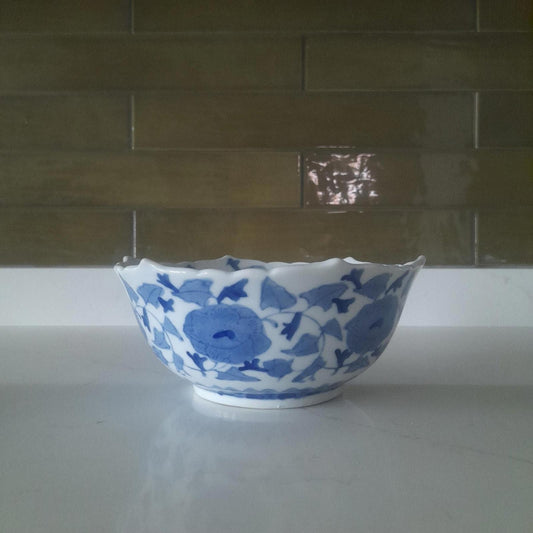 A Chinese blue and white floral decorative bowl