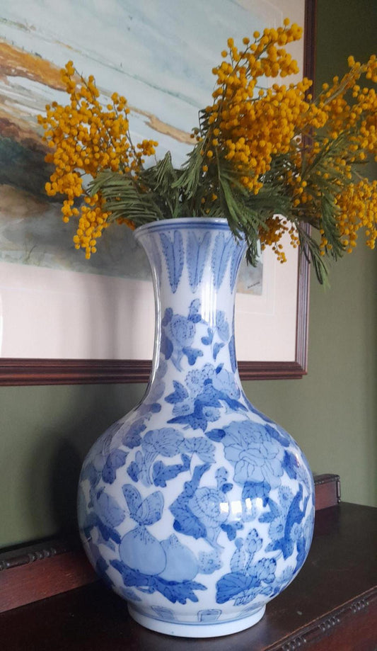 Blue and white Chinese Yuhuchunping tall vase