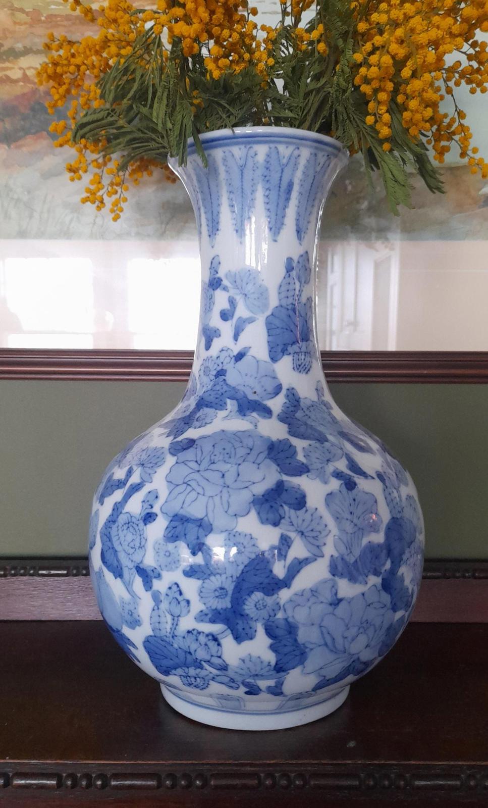 Blue and white Chinese Yuhuchunping tall vase