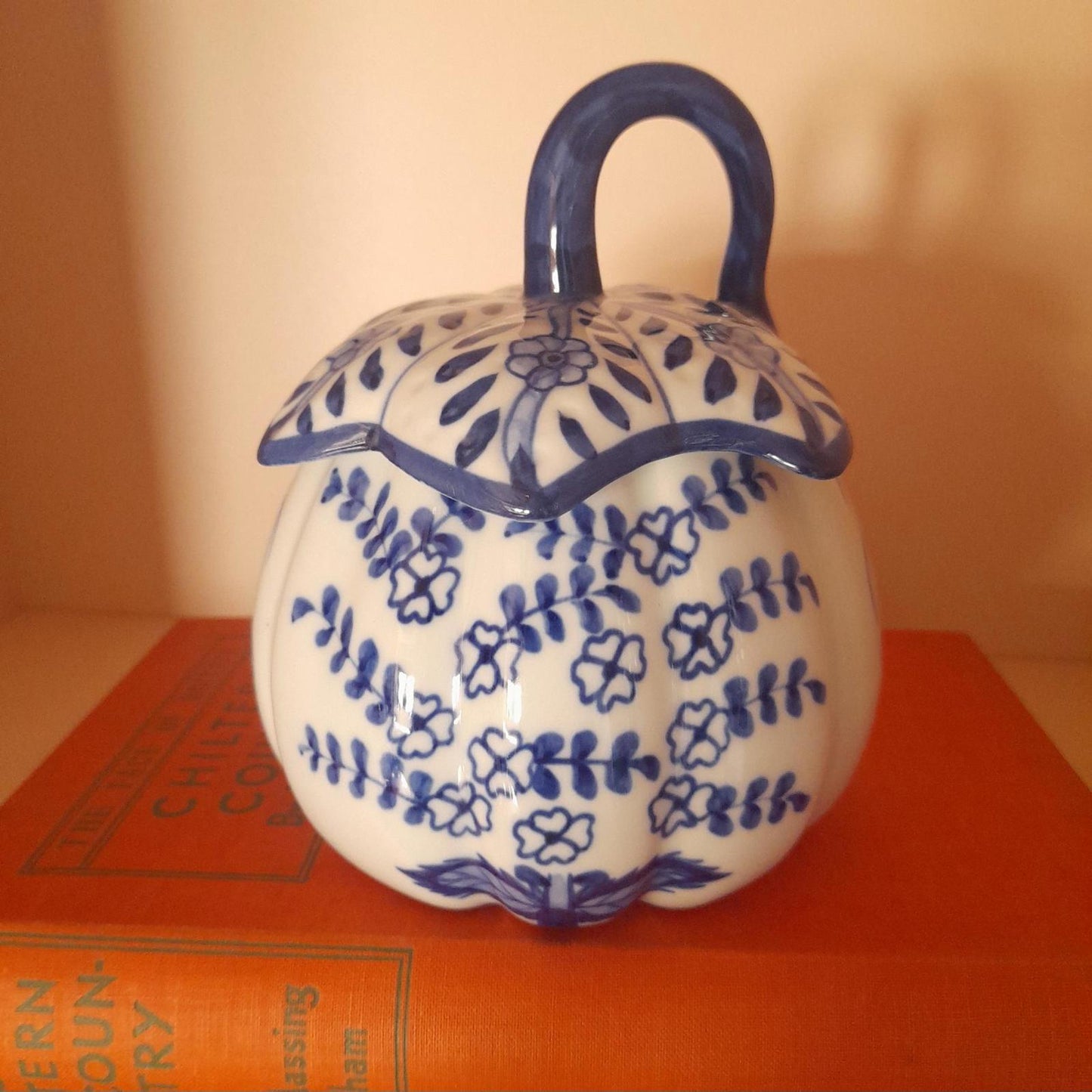 Blue and white floral lidded pumpkin pot