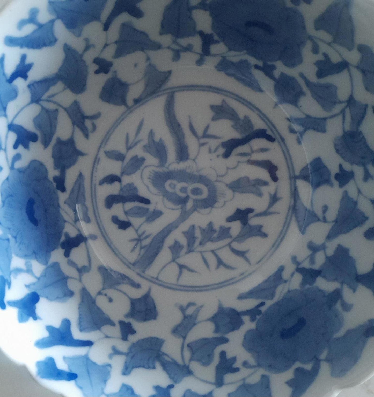A Chinese blue and white floral decorative bowl