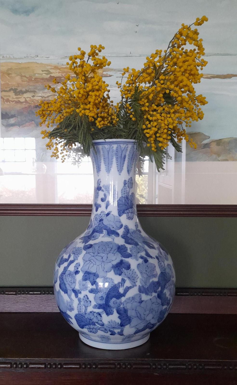 Blue and white Chinese Yuhuchunping tall vase