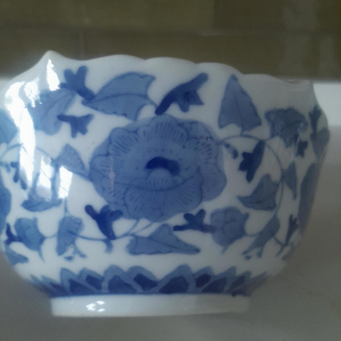 A Chinese blue and white floral decorative bowl